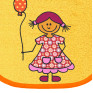 Fröhliches Mädchen auf gelb